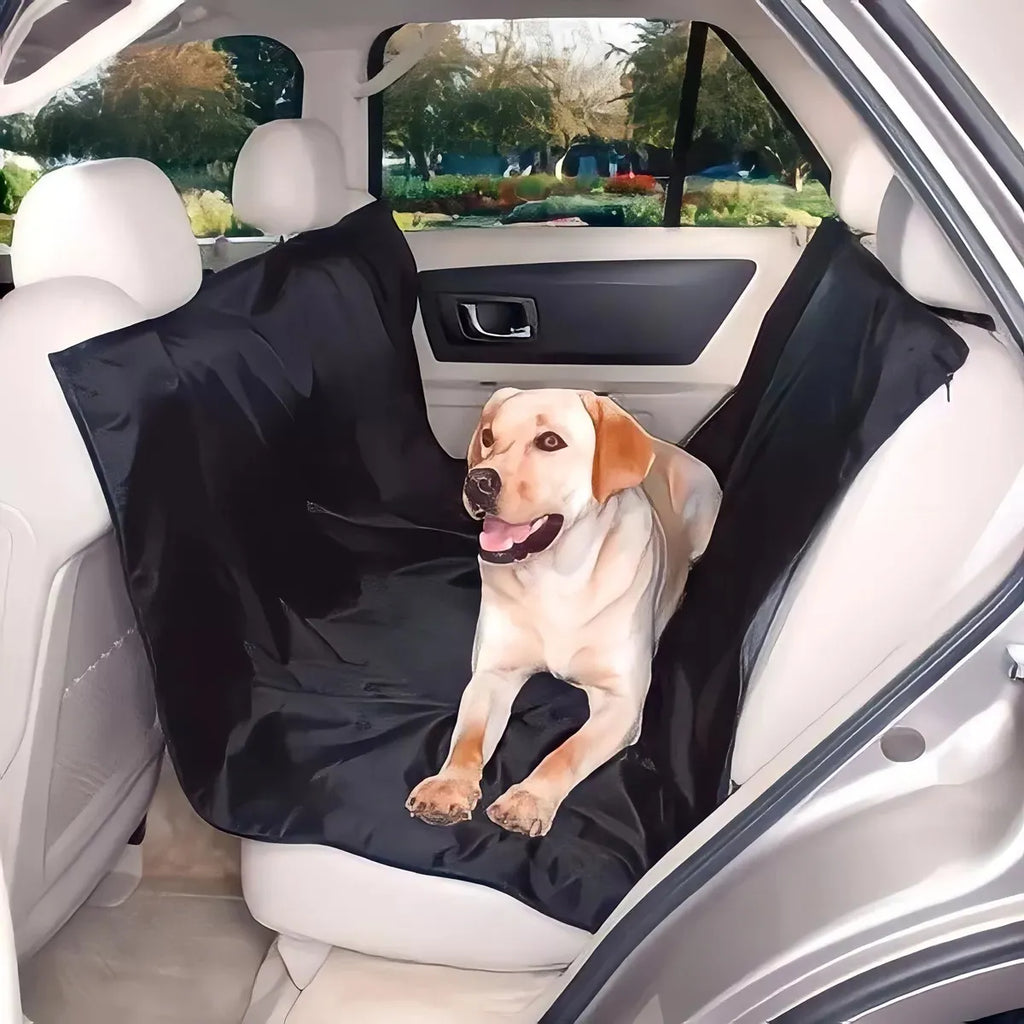 Funda negra tipo hamaca instalada en el asiento trasero con un perro