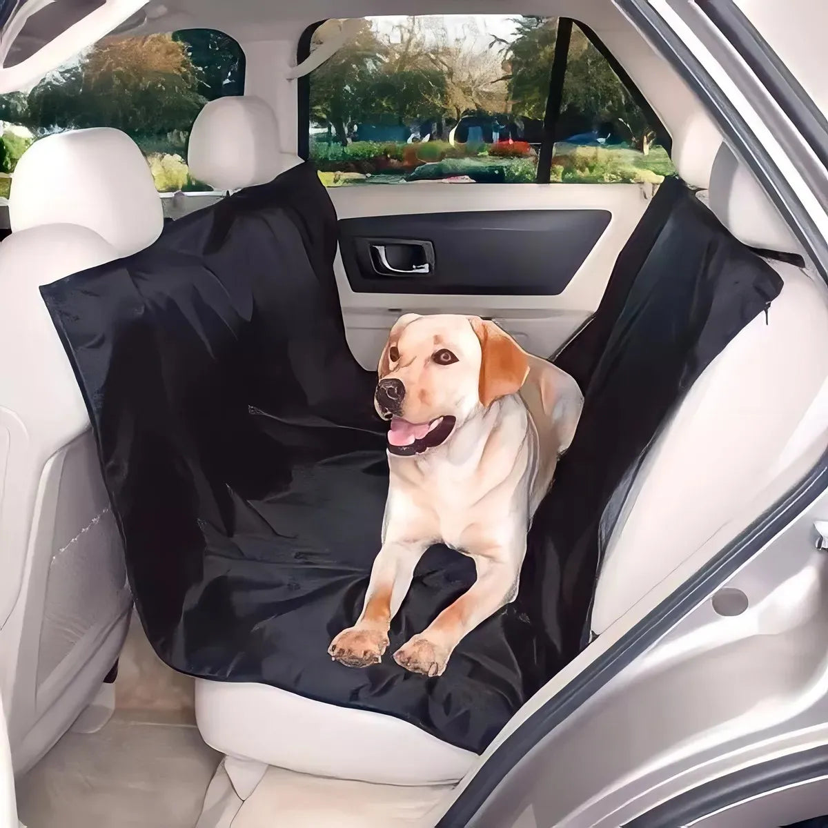 Funda negra tipo hamaca instalada en el asiento trasero con un perro